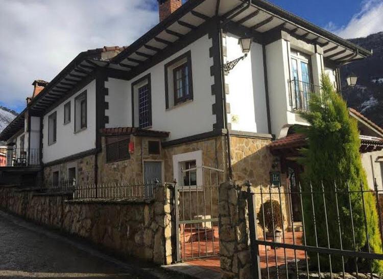 Hotel Restaurante La Carasca Orlé Esterno foto