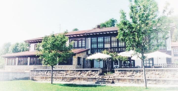 Hotel Restaurante La Carasca Orlé Esterno foto