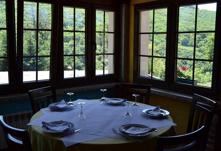 Hotel Restaurante La Carasca Orlé Esterno foto