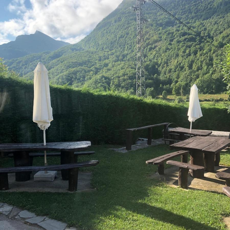 Hotel Restaurante La Carasca Orlé Esterno foto
