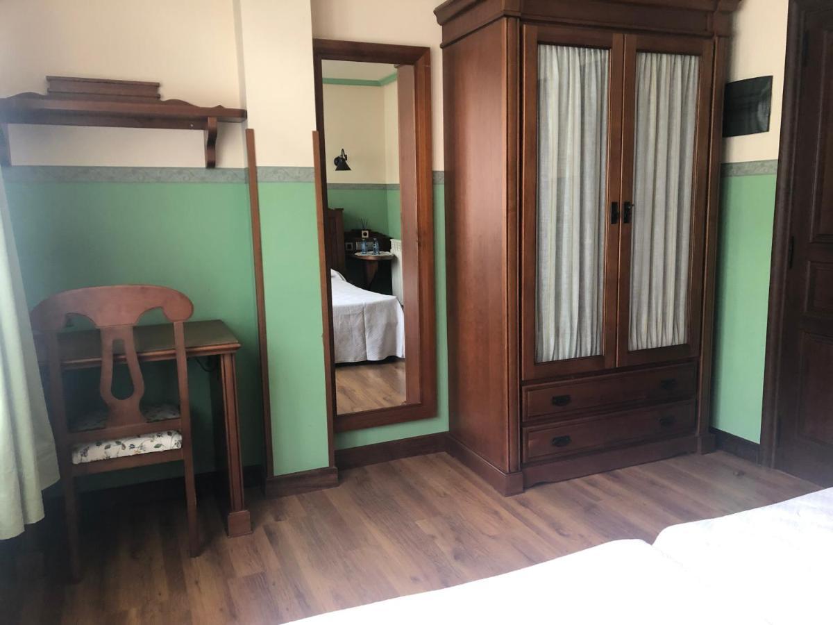 Hotel Restaurante La Carasca Orlé Esterno foto