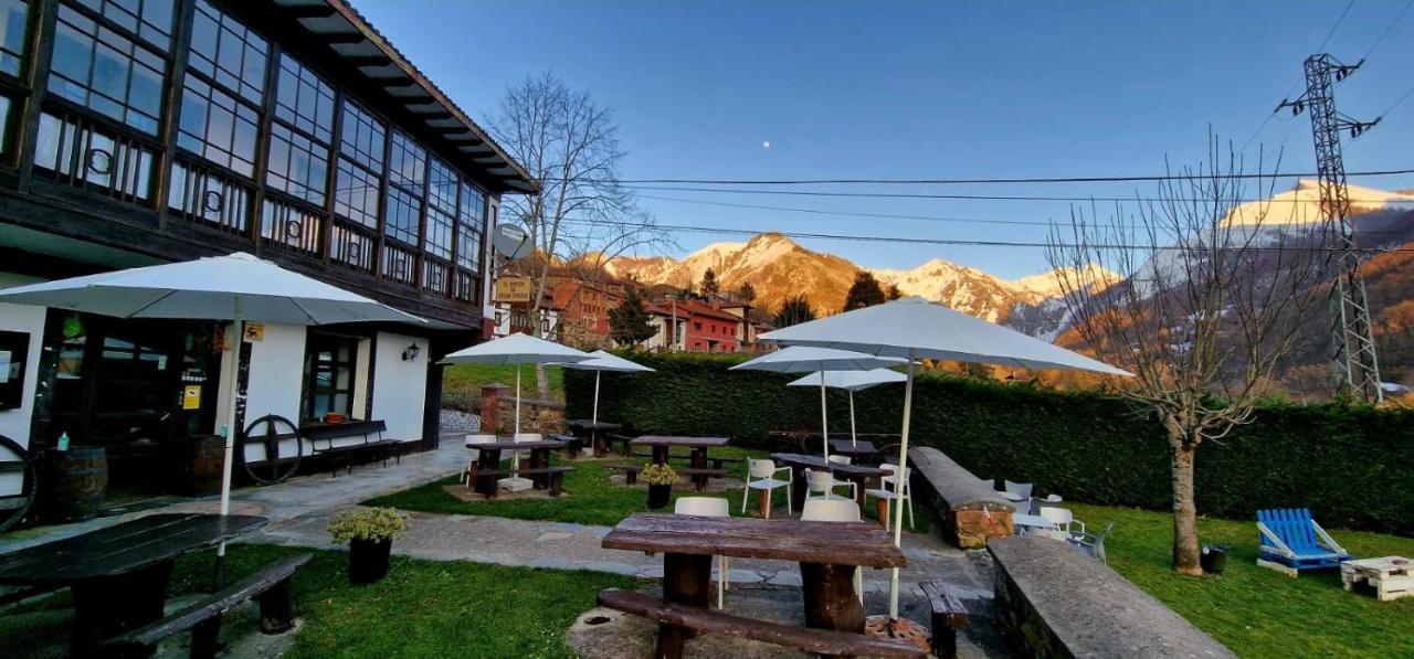 Hotel Restaurante La Carasca Orlé Esterno foto