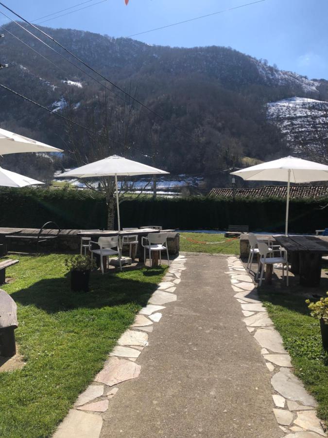 Hotel Restaurante La Carasca Orlé Esterno foto