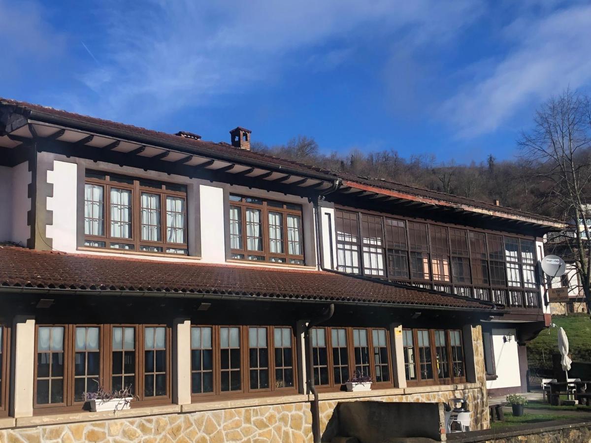 Hotel Restaurante La Carasca Orlé Esterno foto